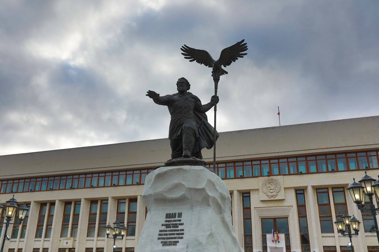 В Калуге состоялось торжественное возложение цветов к памятнику Великому князю Ивану III