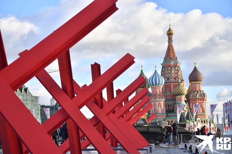 Уникальную ретротехнику представили на Красной площади