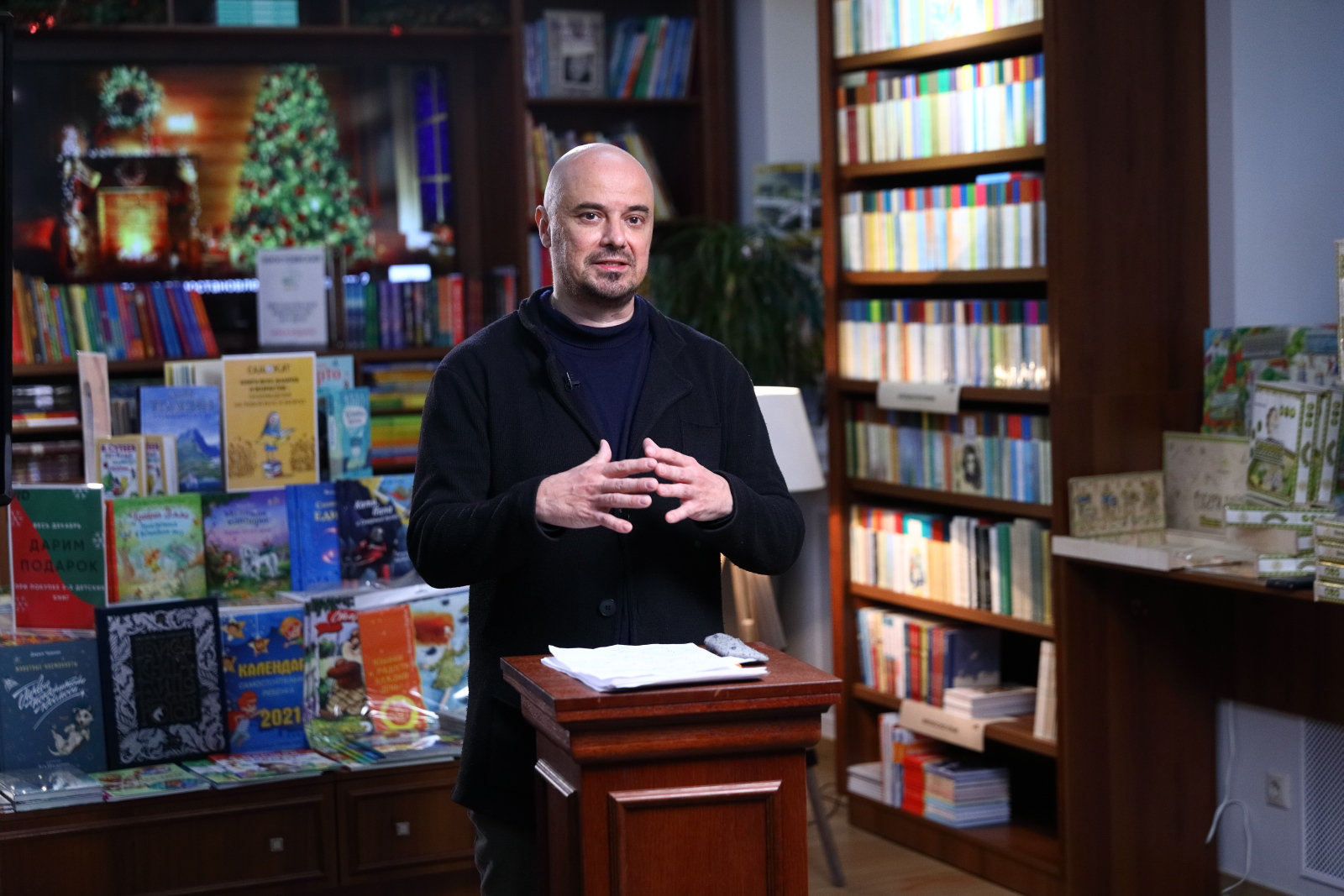 Творческая встреча с поэтом и режиссёром Владом Маленко прошла в Лектории Достоевский