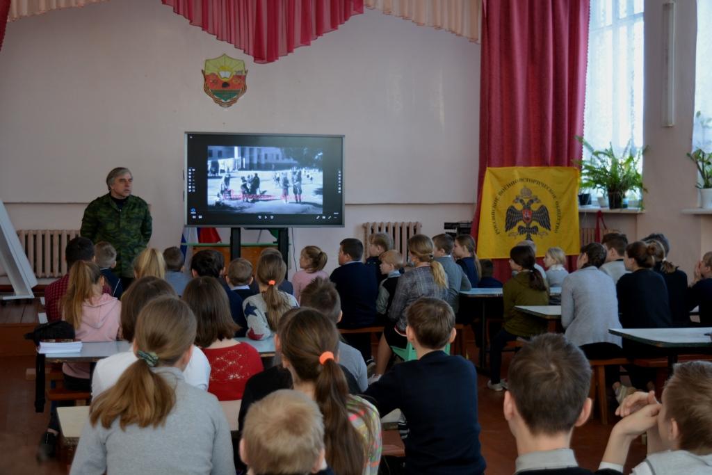 Командир поискового отряда «Находка» провел уроки мужества в школах Новгородской области