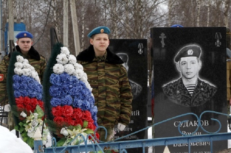 Россияне вспоминают подвиг псковских десантников