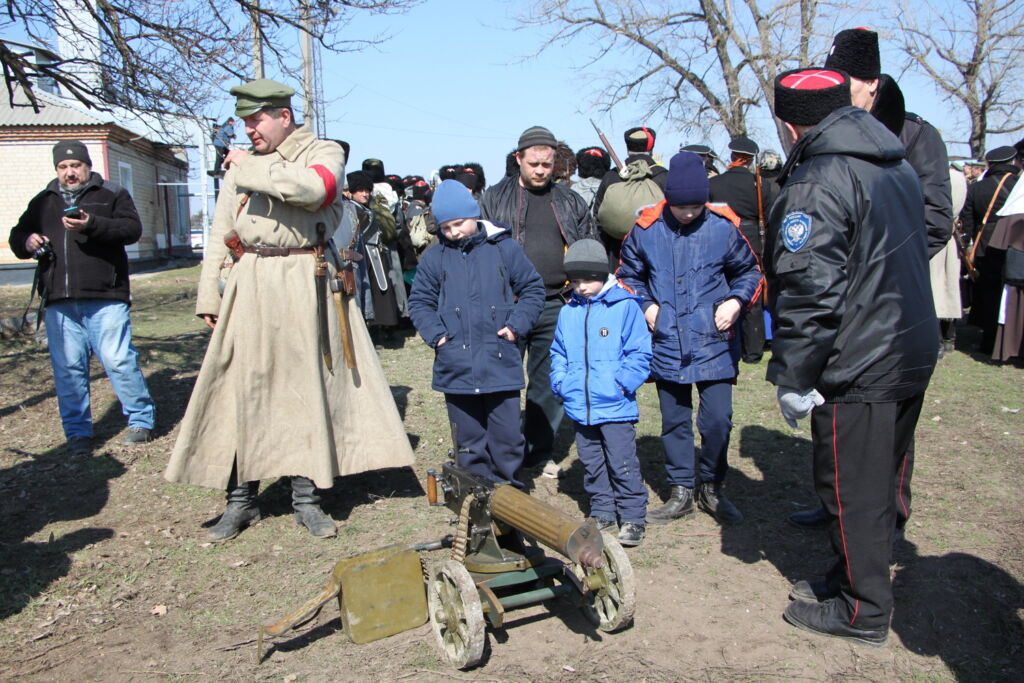 Реконструкторы воссоздали события «Ледяного похода» Добровольческой армии 1918 года