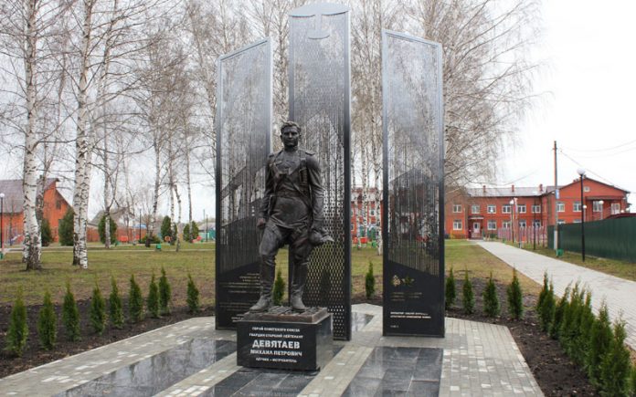 Памятник Герою Советского Союза Михаилу Девятаеву открыт в поселке Торбеево