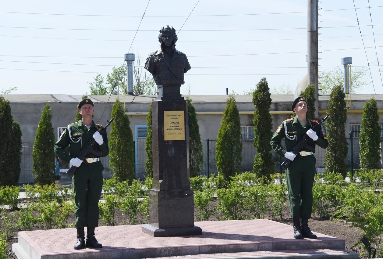 Памятник Герою Советского Союза Владимиру Жукову установлен в Ростове-на-Дону