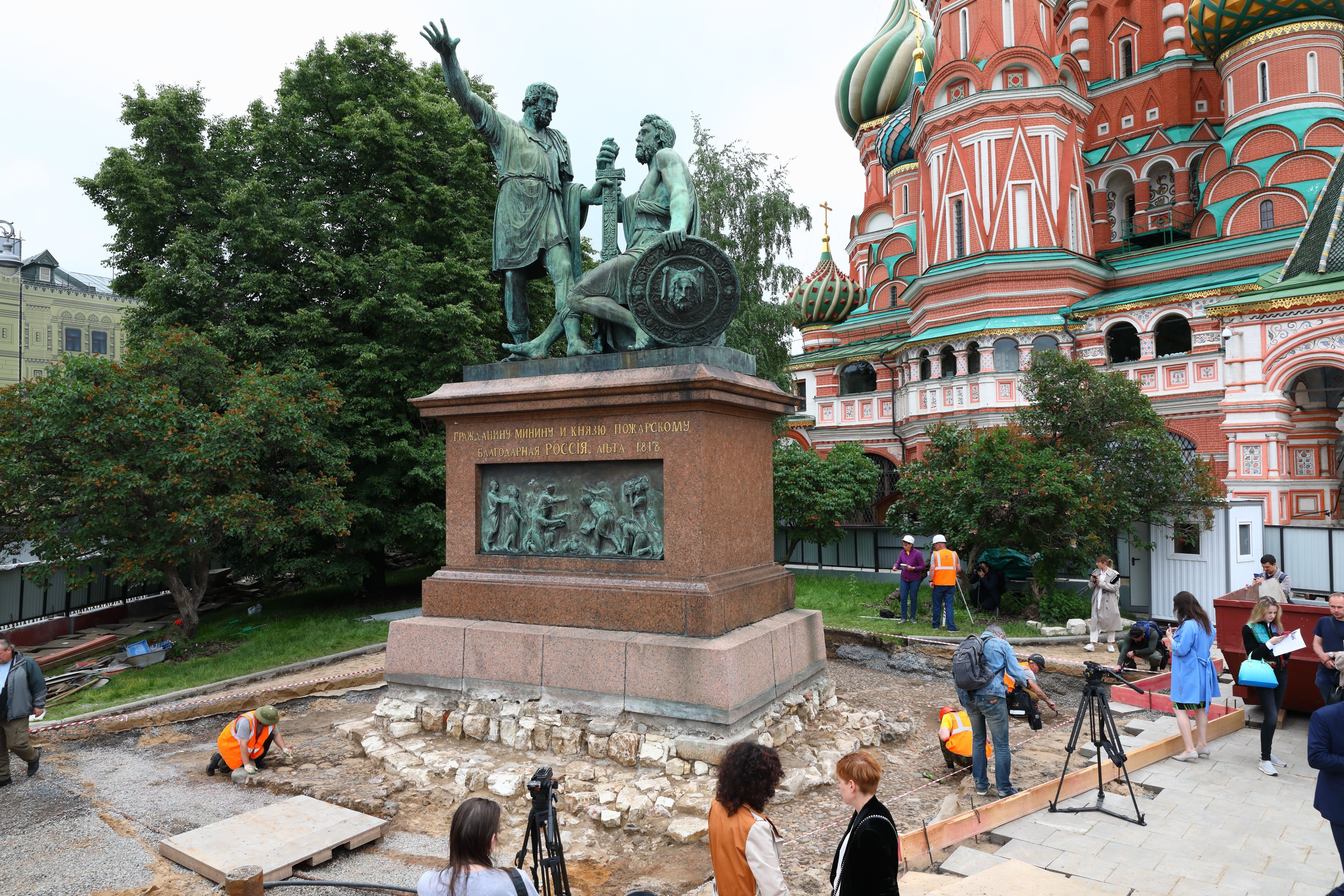 Фрагменты уникальной мостовой обнаружены на Красной площади в ходе реставрации памятника Минину и Пожарскому