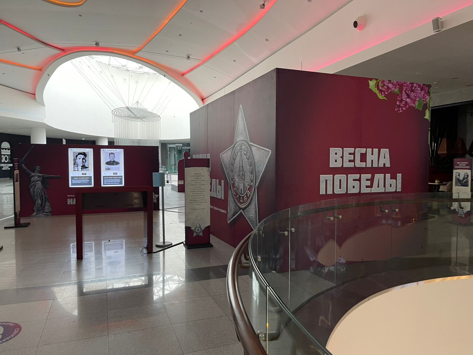 Выставка «Герои и подвиги» начала работу в ТРЦ «Океания» в Москве