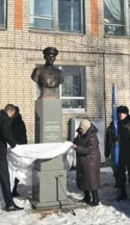 Памятник-бюст Герою Советского Союза А.Н. Сидоровичу