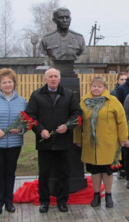 Памятник-бюст Герою Советского Союза, гвардии младшему лейтенанту А.М.Денисову