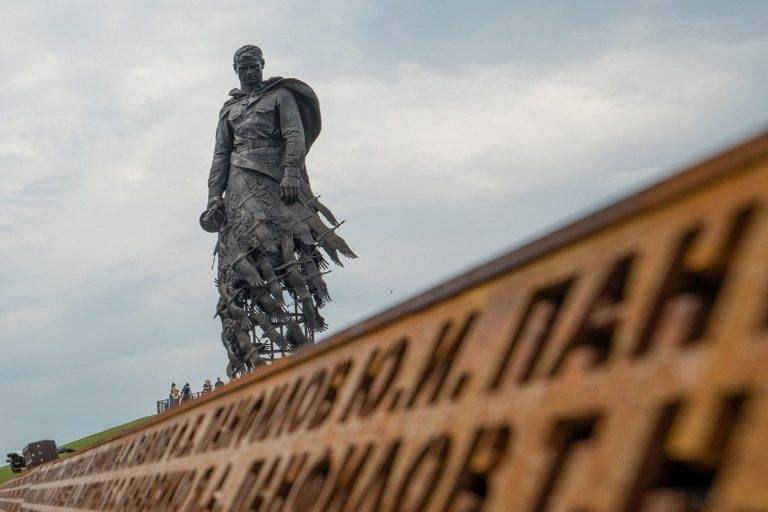 Концерт-митинг к 80-летию начала оккупации Ржева прошел у мемориала Советскому солдату