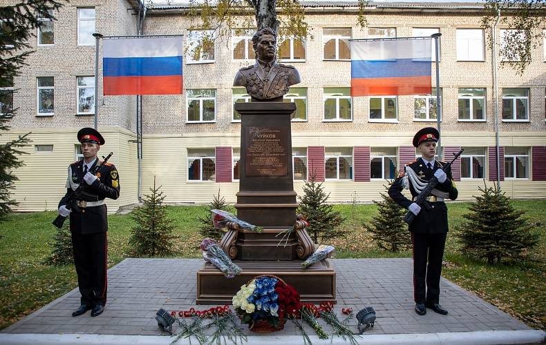 В Первомайской кадетской школе состоялось торжественное открытие бюста маршалу Советского Союза Чуйкову Василию Ивановичу