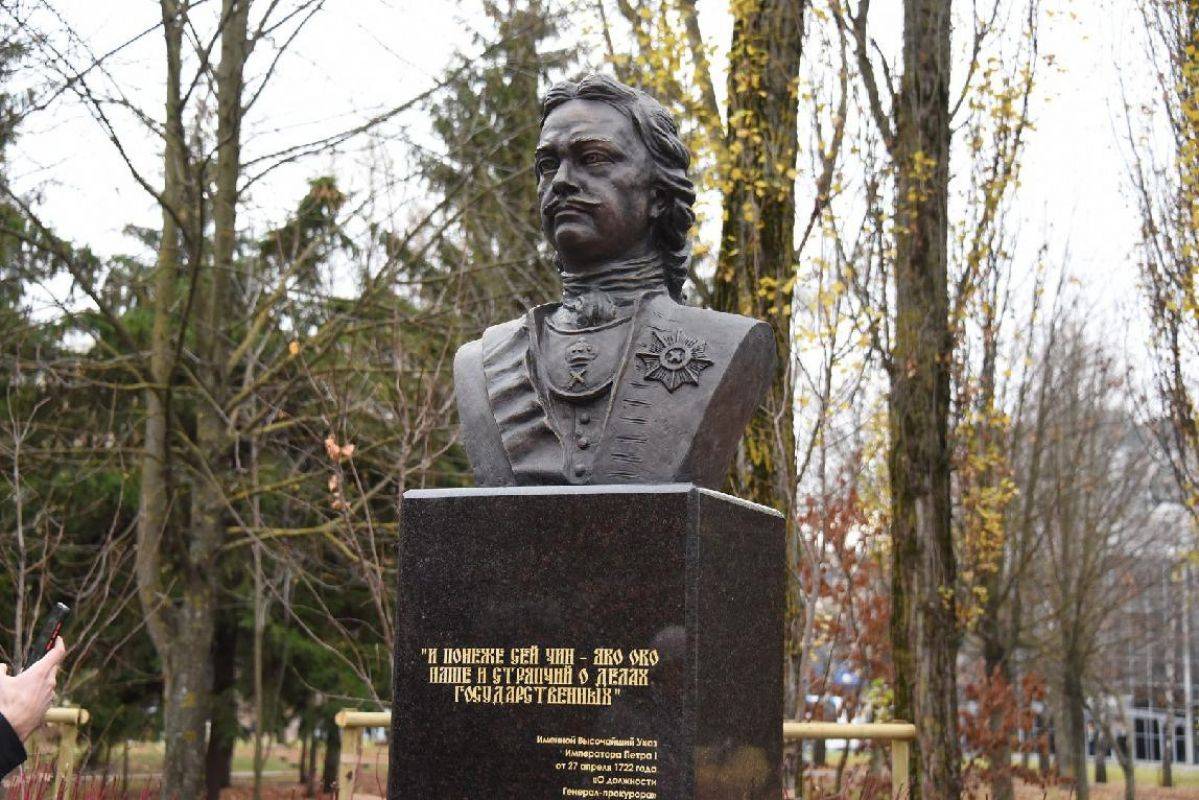 В Белгороде открыли памятник Петру Первому
