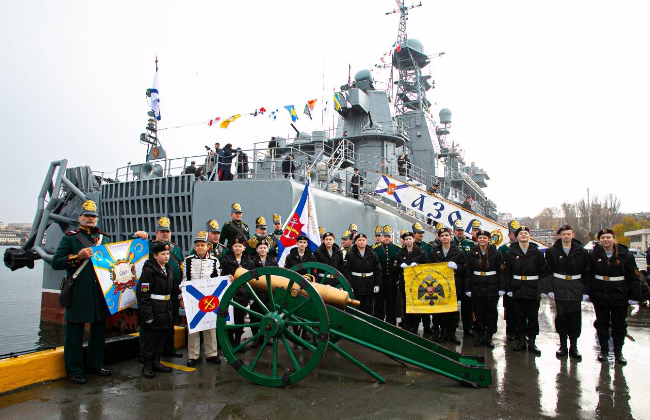 Впервые в новейшей истории России на корабле Черноморского флота поднят Георгиевский флаг