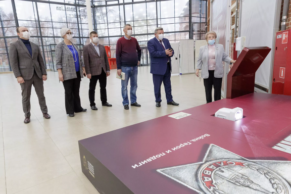 Первый заместитель Губернатора Тульской области Вячеслав Федорищев и заместитель председателя РВИО Николай Овсиенко посетили мультимедийную выставку «Война. Герои и подвиги»