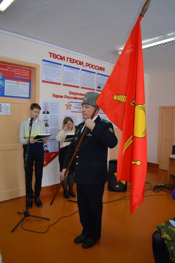 В Кургане в одной из школ установлено историческое настенное панно «Россия и её герои», посвященное Дню Героев Отечества