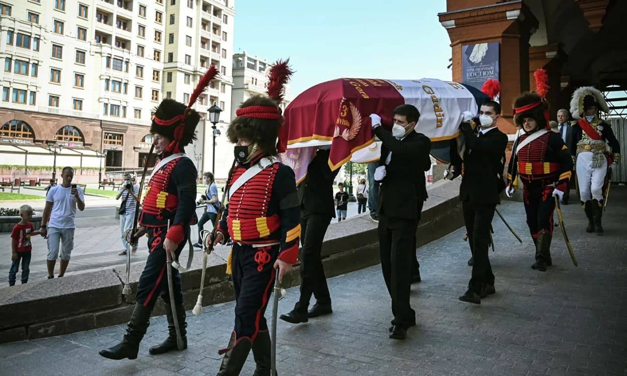 Церемония перезахоронения останков генерала Гюдена прошла в Париже