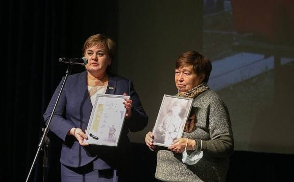 Председатель регионального отделения «Поисковое движение России» в Пензенской области Лариса Казакова передала армейский медальон бойца из Новосибирска