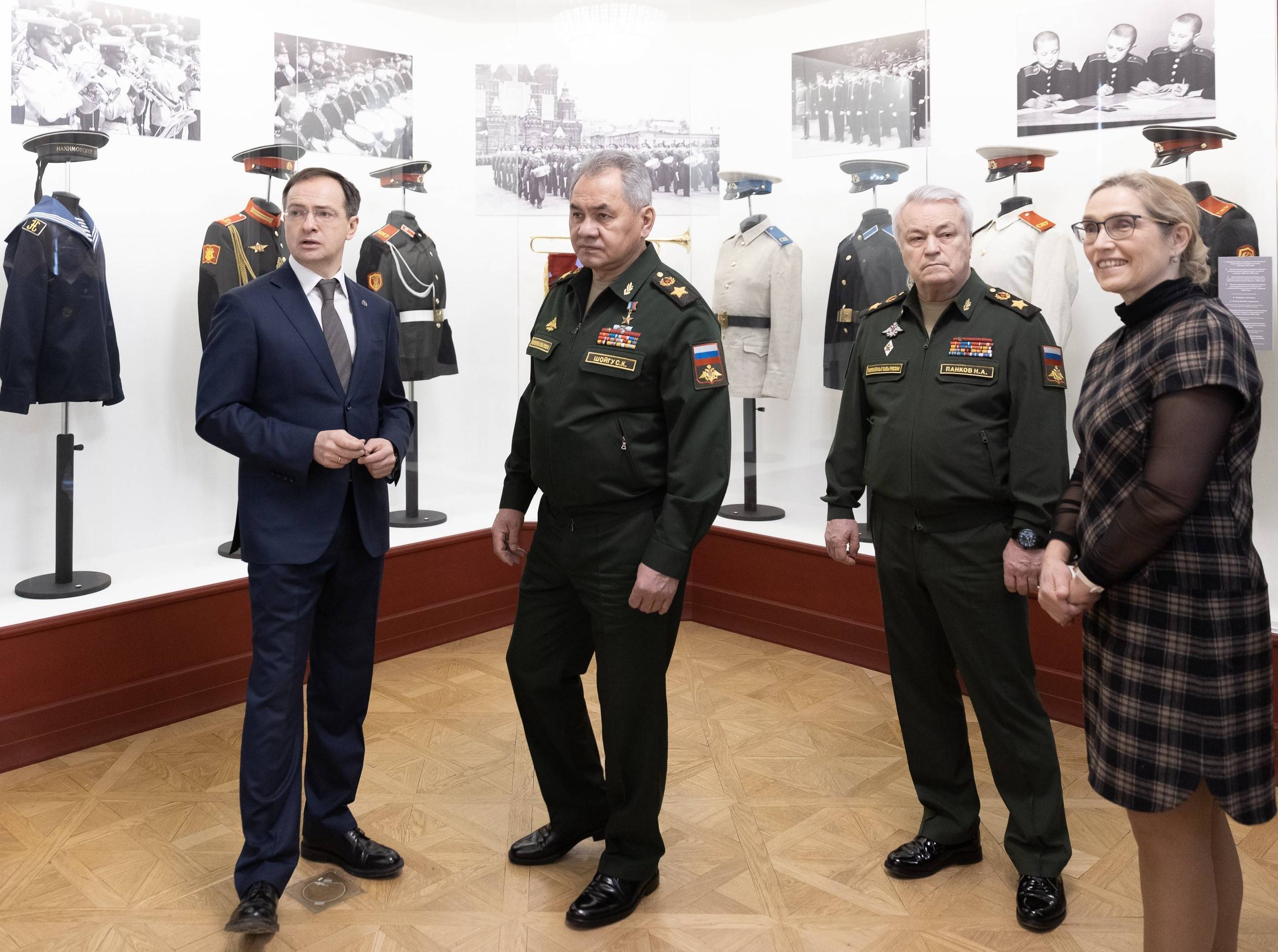 Министр обороны РФ Сергей Шойгу ознакомился с экспозицией Музея военной формы в Москве