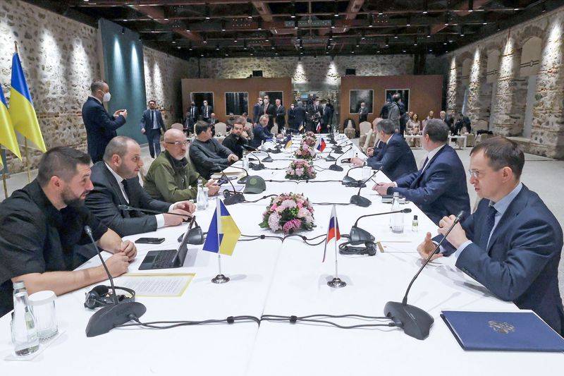 Россия и Украина завершили очный раунд переговоров в Стамбуле