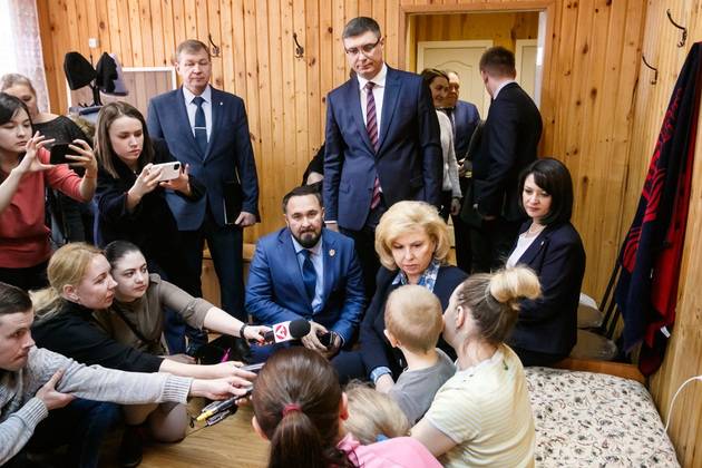 Татьяна Москалькова и Александр Авдеев навестили вынужденных переселенцев с Донбасса