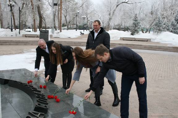 Возложение цветов к Вечному Огню монумента «Павшим за Советскую Родину»