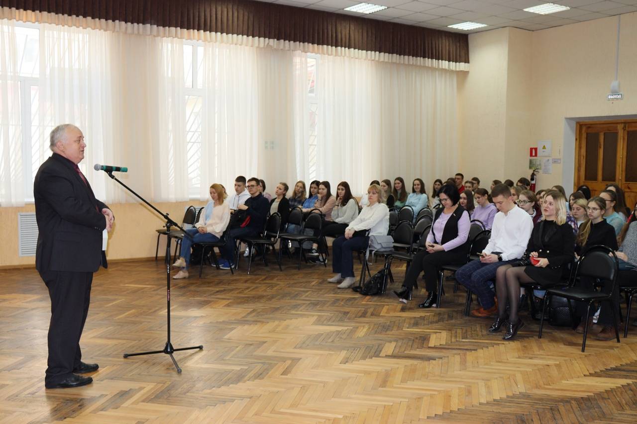 ВОЕННОЕ ПРОШЛОЕ И НАСТОЯЩЕЕ РОССИИ ОБСУЖДАЕТСЯ НА ВСТРЕЧАХ С МОЛОДЫМИ КУРЯНАМИ