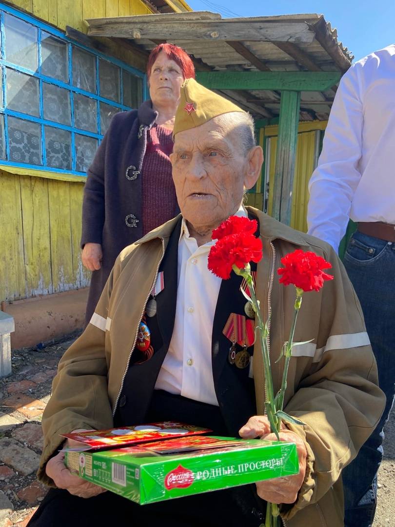 Накануне 9 Мая председатель регионального отделения Российского военно-исторического общества Александр Ильтяков поздравил участников Великой Отечественной войны с Днем Великой Победы