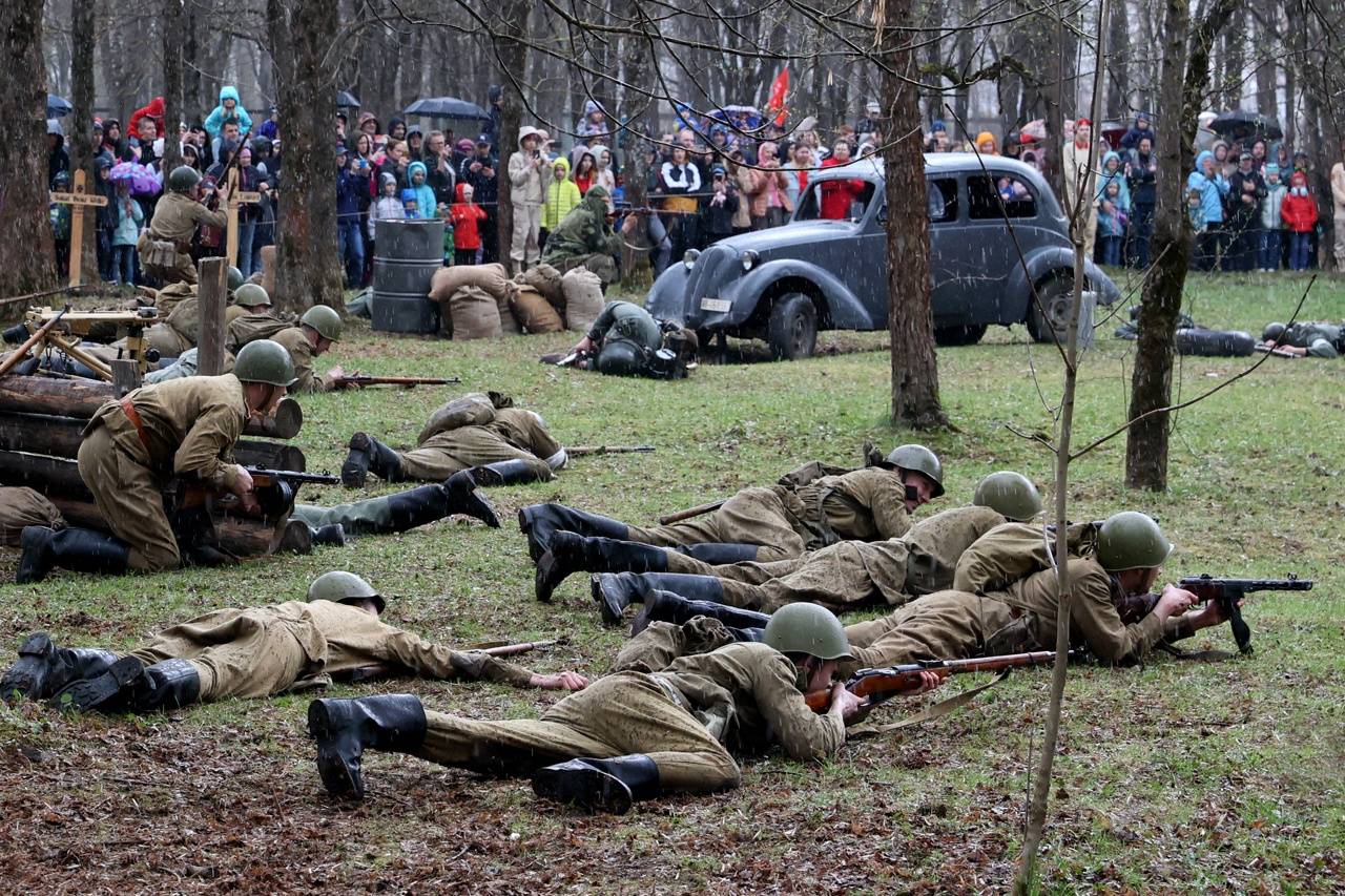 Военно-историческую реконструкцию «На линии фронта. Последний рубеж» представили вологжанам в Парке Победы