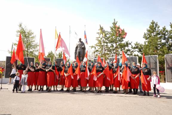 В селе Частоозерье Курганской области Бессмертный полк возглавили женщины, одетые как знаменитая бабушка со Знаменем Победы