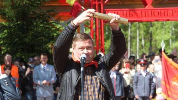 В день Пионерии капсулу с посланием из 1979 года торжественно вскрыли в Новомосковске