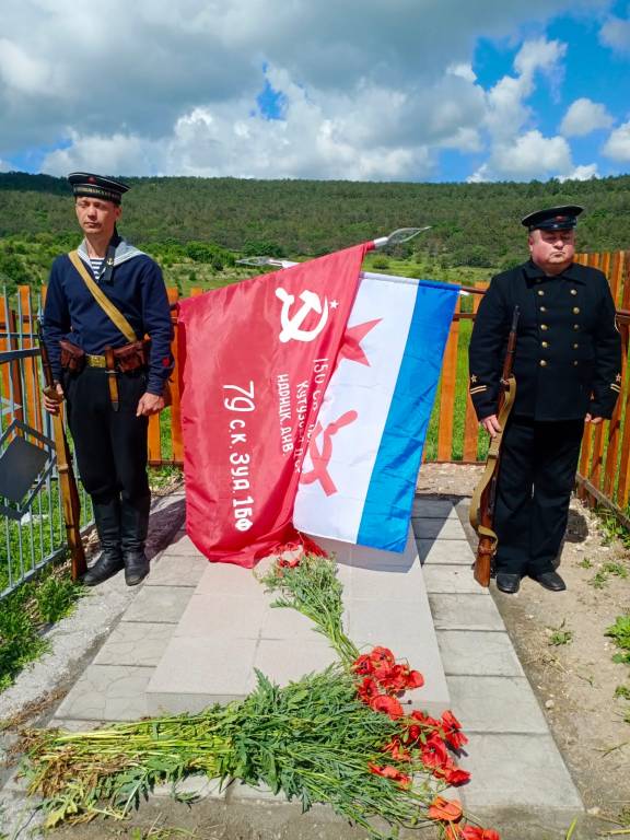 Установлен памятник знаменитой "бабе Шуре" из Севастополя