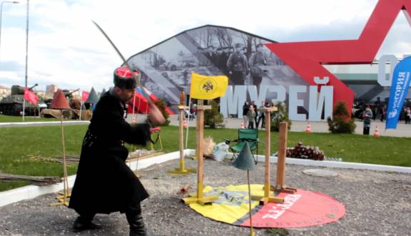 Показательные выступления спортсменов Тульского областного отделения Федерации рубки шашкой "Казарла"