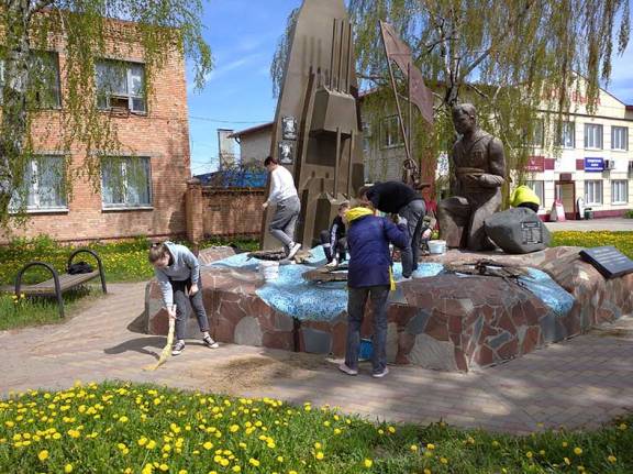 АКЦИЯ «ЧИСТЫЙ ПАМЯТНИК К 9 МАЯ В МОЁМ РАЙОНЕ»