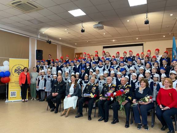 В Гимназии №32 города Калининграда поздравляют ветеранов Вооружённых Сил РФ с Днём Победы!