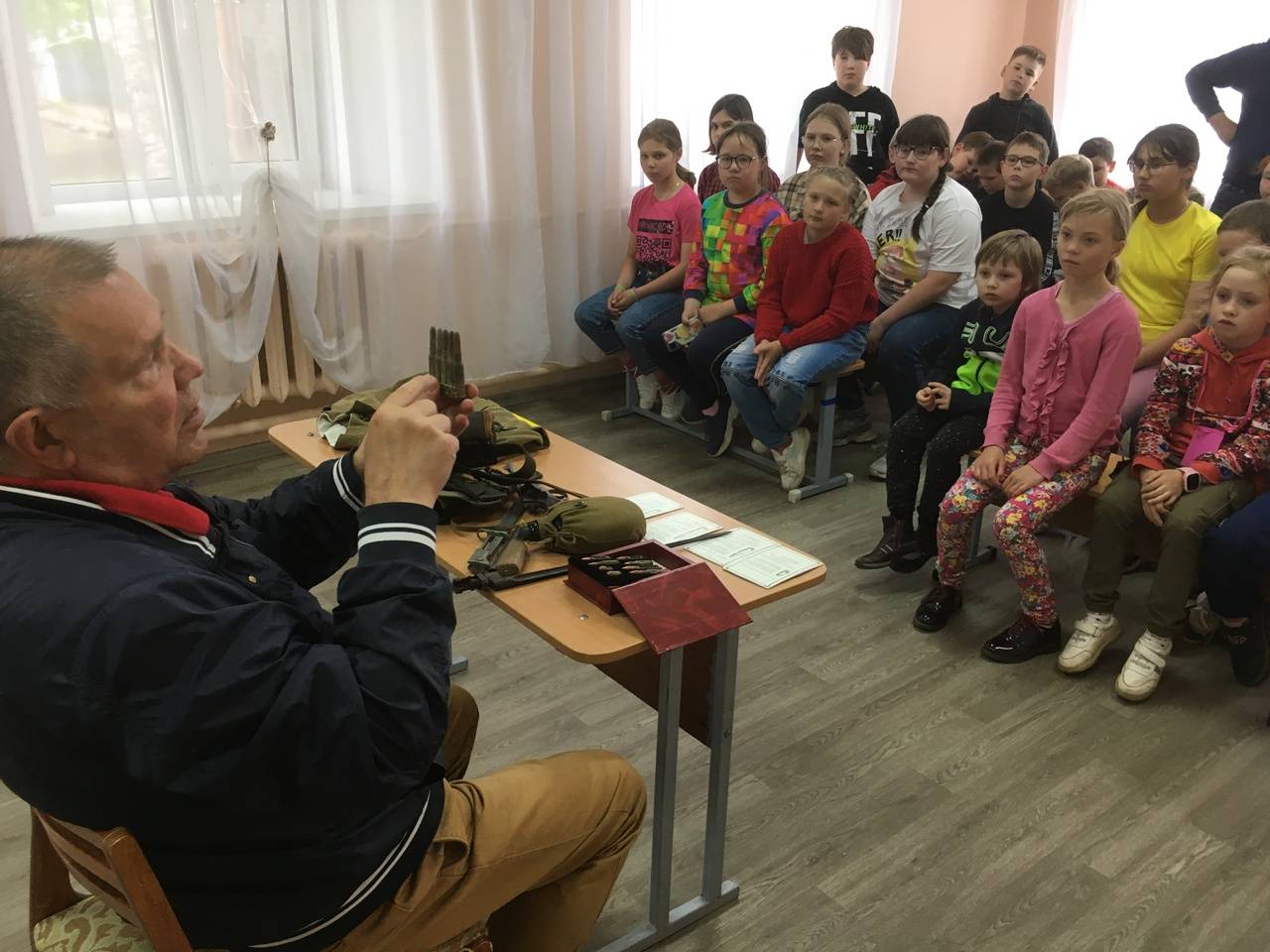 Патриотический час в летнем лагере: в Воткинске члены РВИО встретились со школьниками.