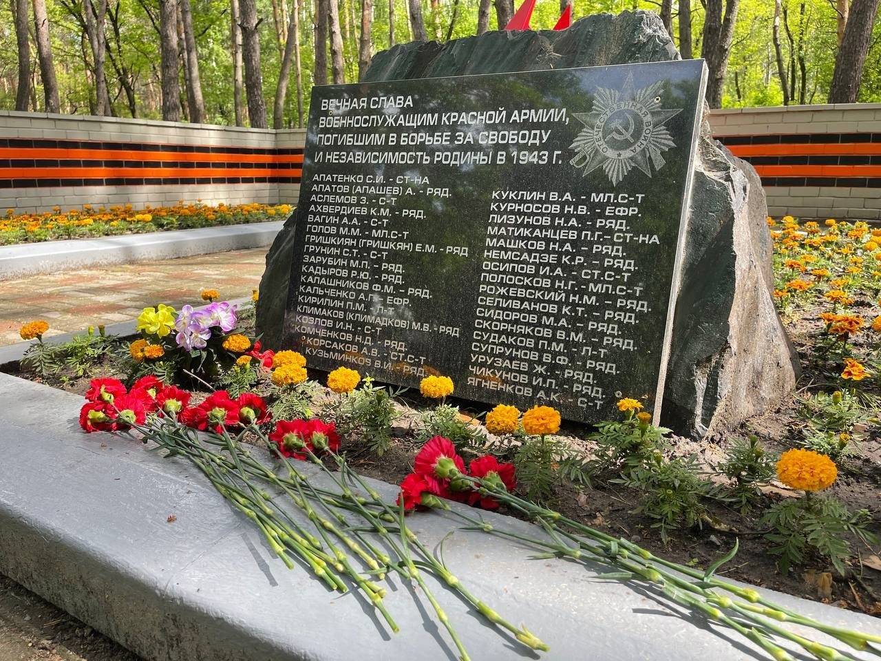 КУРЯНЕ ПОЧТИЛИ ПАМЯТЬ ВОИНОВ-ЗЕНИТЧИКОВ