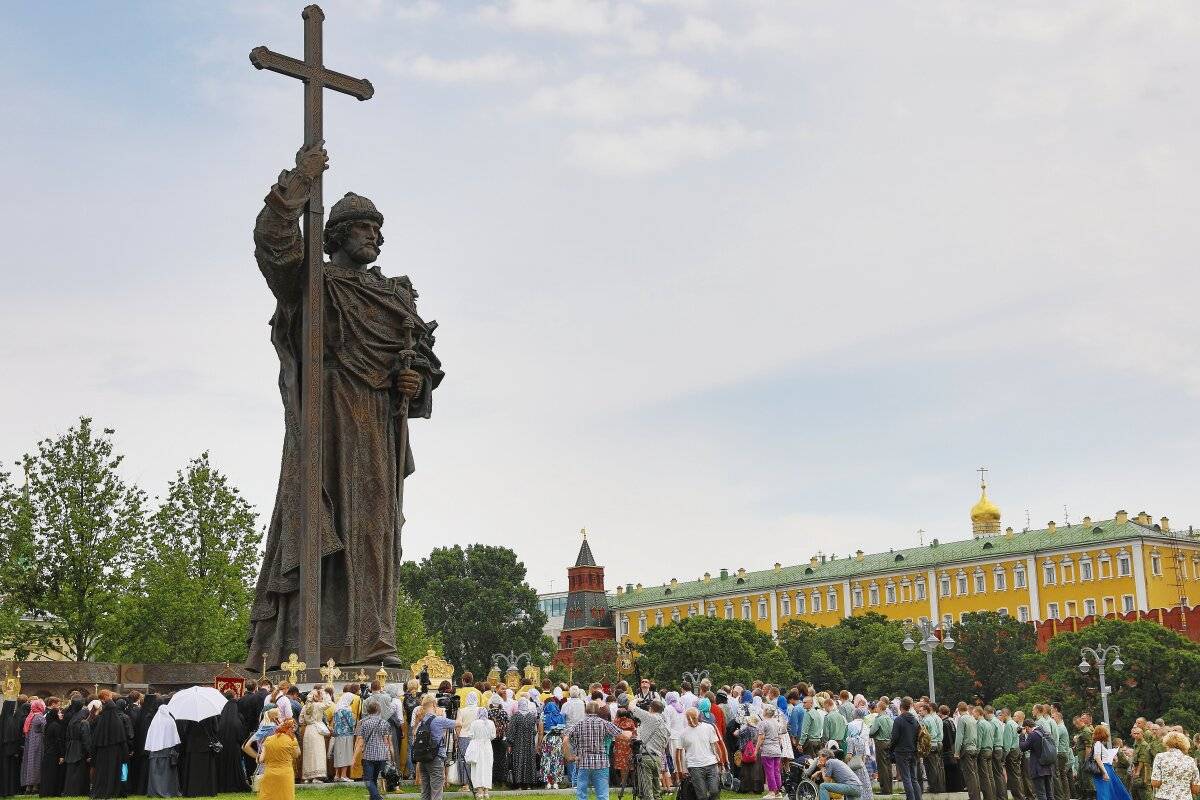 В День Крещения Руси в Москве прошел крестный ход и молебен у памятника равноапостольному князю Владимиру