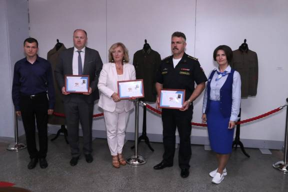 В Калининграде состоялась торжественная церемония гашения художественных марок серии, приуроченной к 80-летию Победы в Великой Отечественной войне 1941-1945 гг. и посвящённой униформе Красной армии и Военно-морского флота СССР.