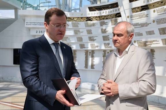 Связь истории и поколений: Дмитрий Азаров передал архивные документы музею Великой Отечественной войны Беларуси.