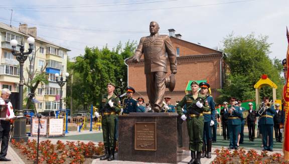 В Благовещенске открыли памятник Герою Советского Союза Юрию Кузнецову