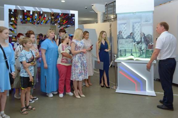 В Смоленске открылась выставка «Календарь деяний Петра I»