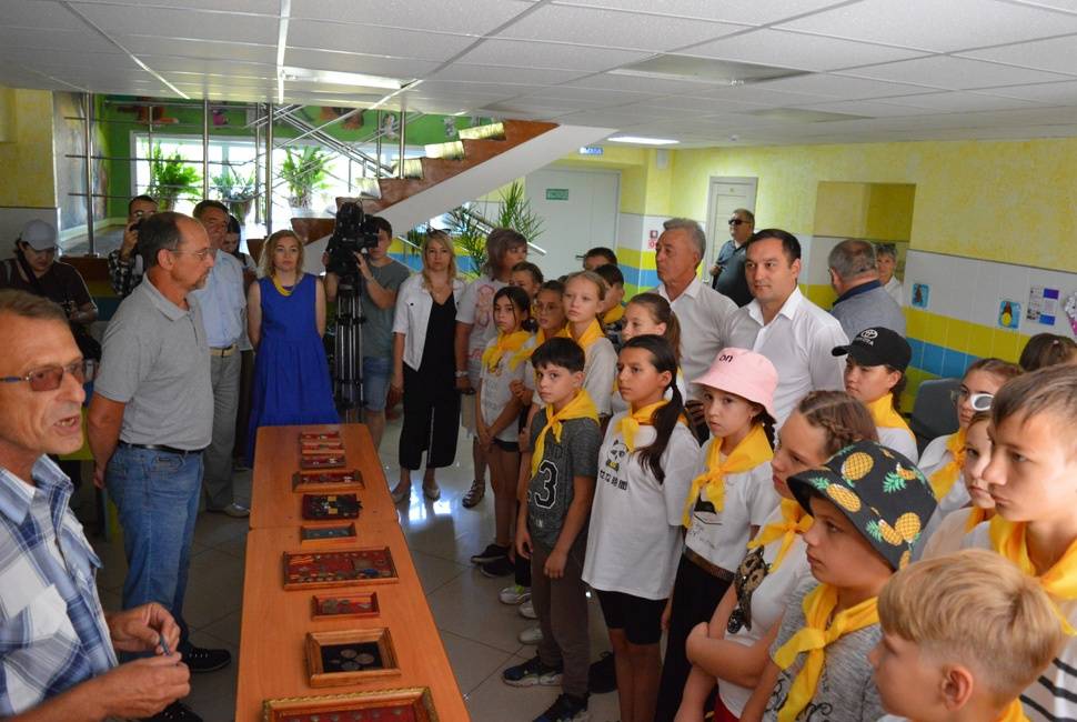 Выставка "Знаки воинской доблести" в рамках открытия смены военно-исторического лагеря "Страна героев"