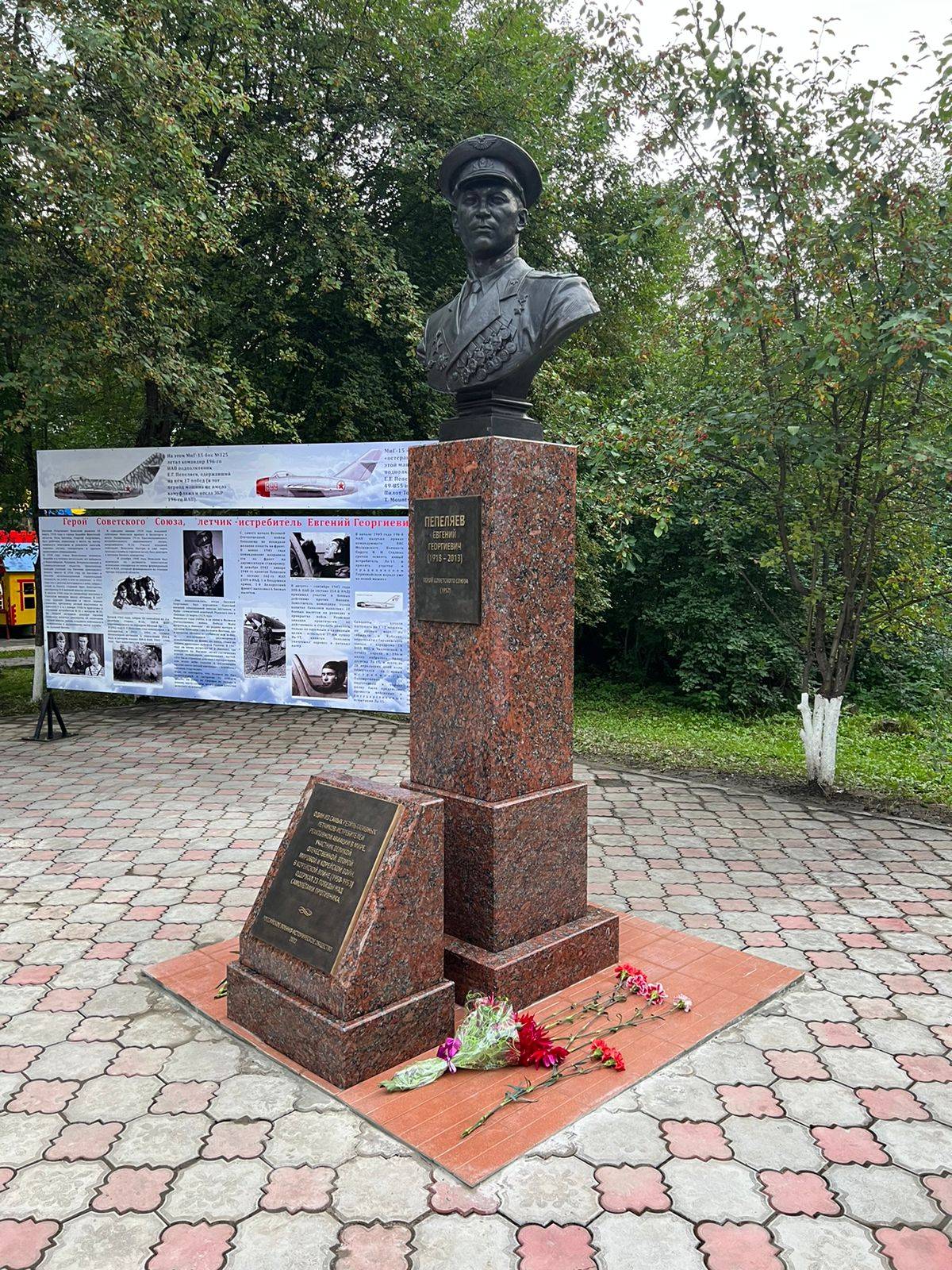 В Бодайбо установили памятник легендарному летчику - истребителю Евгению Пепеляеву