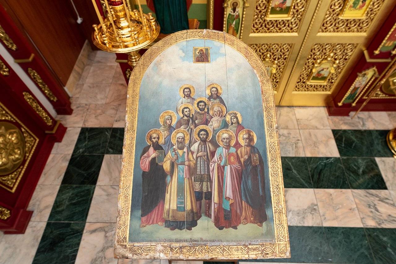 В Новосибирской митрополии при поддержке регионального отделения РВИО состоялась передача уникального образа Пресвятой Богородицы «Феодоровская», написанной в память 300-летия царствования Дома Романовых