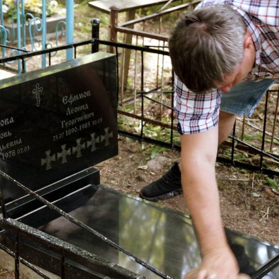 Активисты ЯРО РВИО благоустроили могилу героя Первой мировой войны Леонида Ефимова