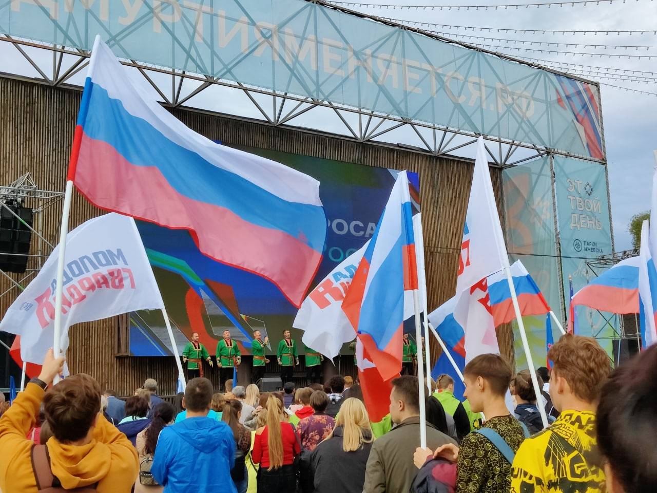 В Ижевске прошел митинг-концерт "СВОИХ НЕ БРОСАЕМ"