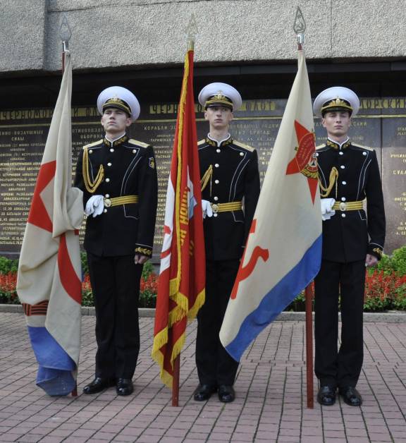 В Севастополе прошла церемония передачи боевых знамен