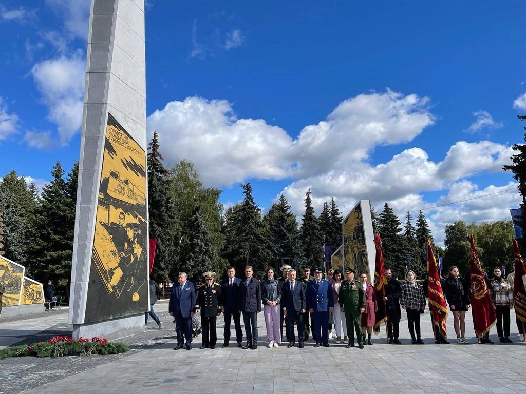 В Коломне возложили цветы к мемориалу «Город трудовой доблести»