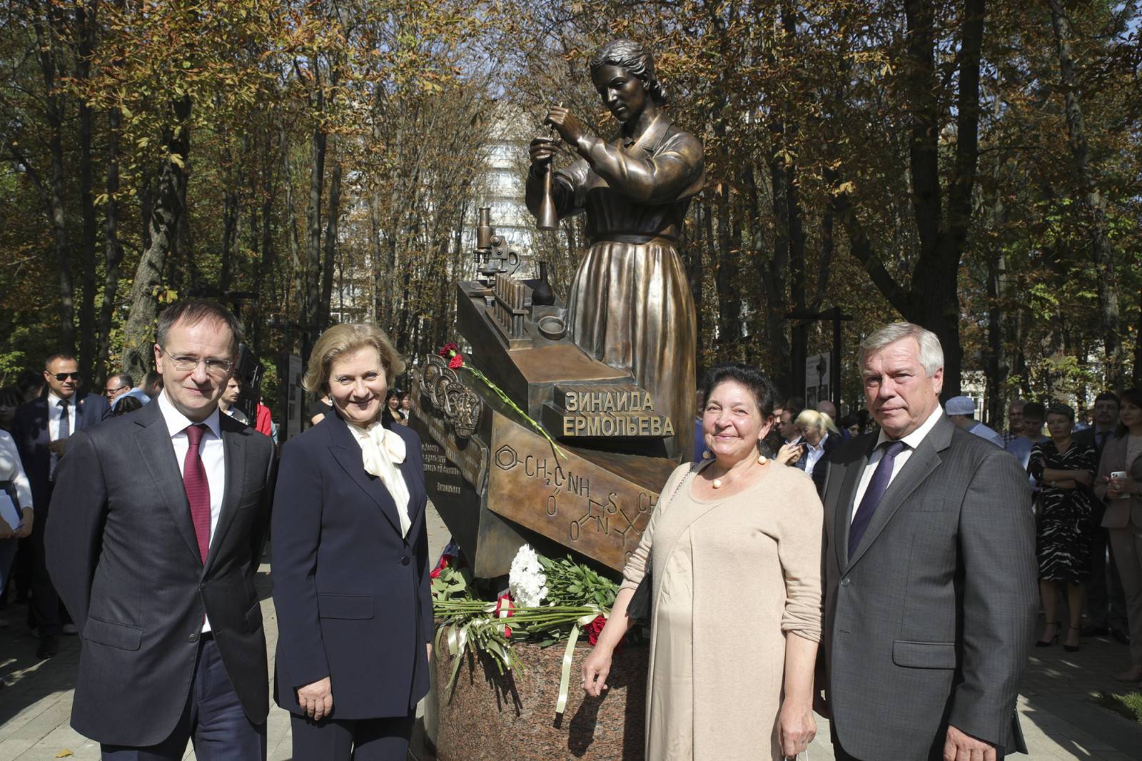 Памятник эпидемиологу Зинаиде Ермольевой открыт в Ростове-на-Дону