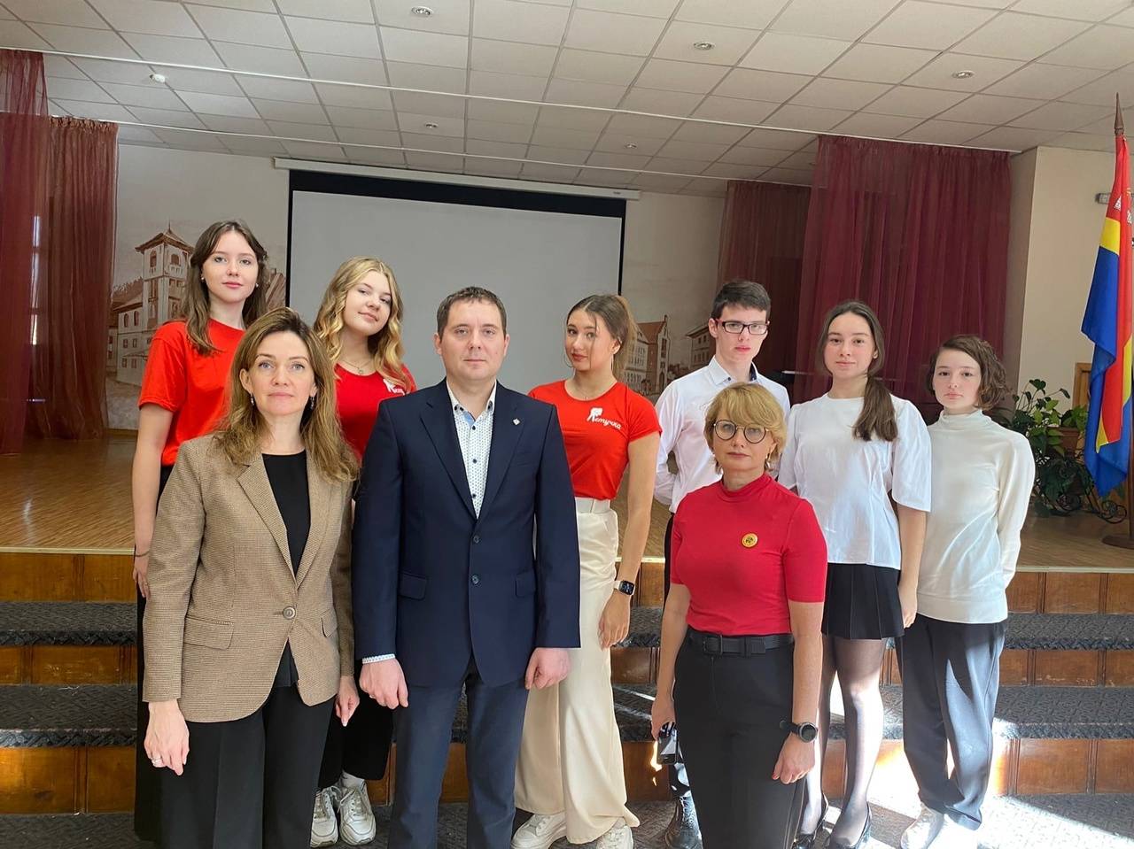 Учащиеся старших классов Гимназии №32, г. Калининград, приняли участие в открытом уроке "Разговор о главном".