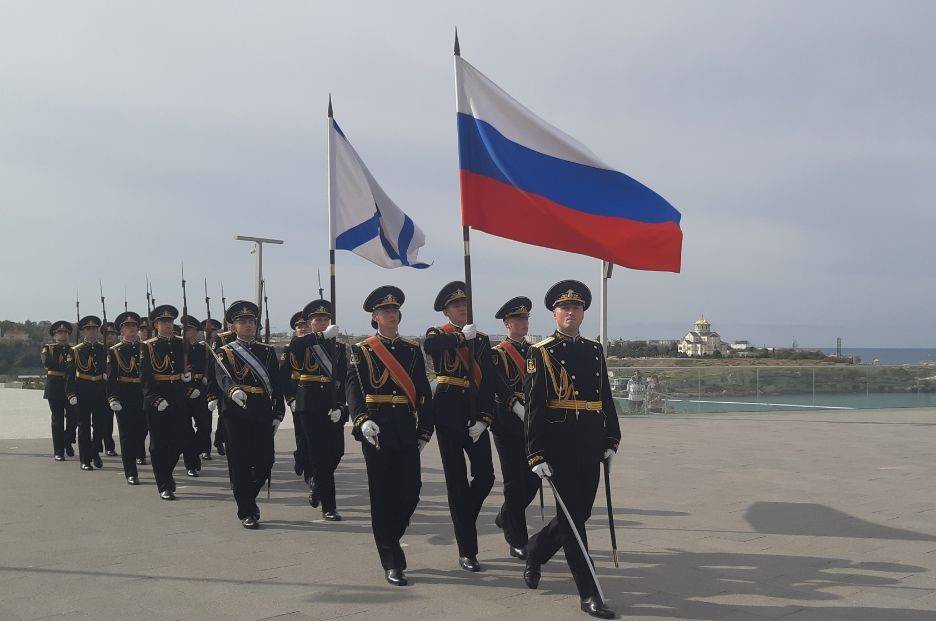 В Севастополе возложили цветы к памятнику, посвященному жертвам Гражданской войны